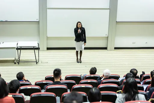 Czy krzesło konferencyjne ISO z pulpitem spełni swoją funkcję w sali wykładowej?