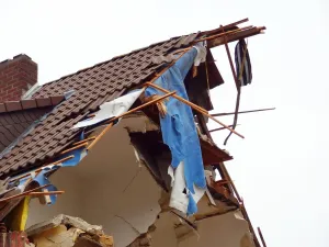 Zacieki z pleśni na ścianie oraz profesjonalne środki czyszczące przygotowane do usuwania wilgoci w piwnicy.